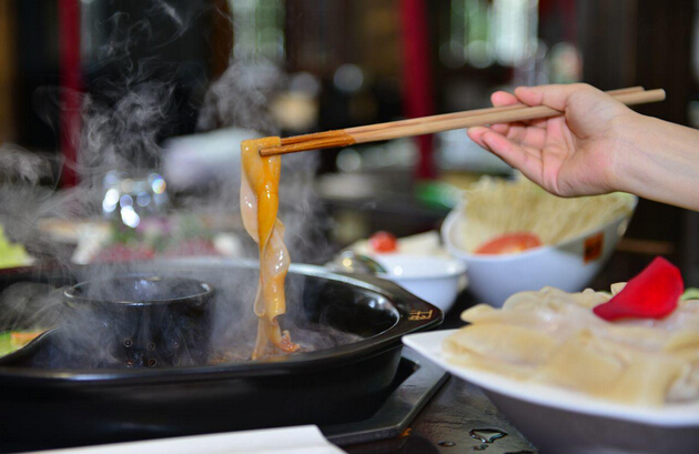 憑什么一家區(qū)域火鍋品牌的營(yíng)業(yè)額遠(yuǎn)超海底撈？|餐飲界