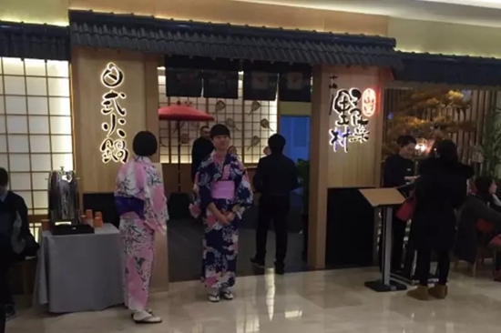 火鍋店關(guān)門潮之際，這家店憑啥開業(yè)就排隊？