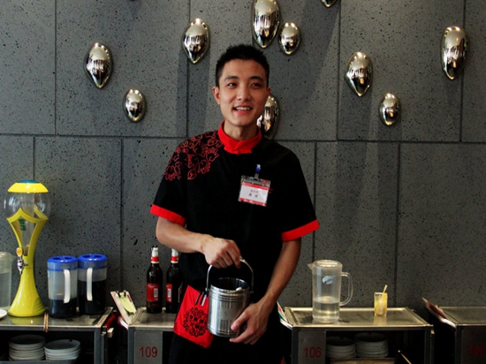 10分鐘就能學(xué)會海底撈服務(wù)，不信進來看看|餐飲界