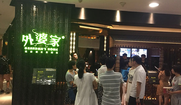 快來看??！奶奶和外婆打起來了！
