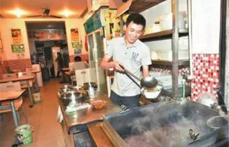 老人吃飯忘付飯錢(qián)，餐館老板“理解”感動(dòng)全國(guó)