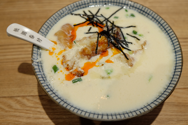 一碗豆?jié){12元，兩只包子26元…在餐飲寒冬，它靠什么讓顧客絡(luò)繹不絕|餐飲界
