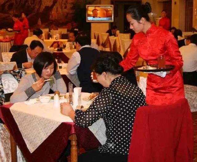餐廳生意不好，老板竟然吃客人的剩菜……（看完沉默了?。?></a>
          <div> <a href=