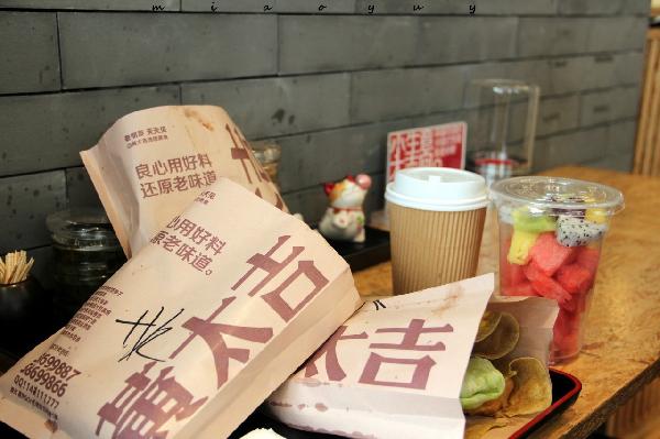 風(fēng)口上的同類，為何黃太吉關(guān)店過半，西少爺年入1億？|餐飲界