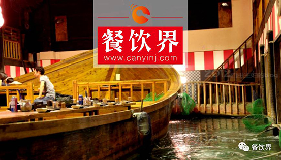 城會玩！這家火爆日本的居酒屋，竟然可以一邊釣魚一邊吃生魚片！