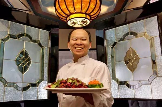 不懂英語！湖北農(nóng)村娃逆襲成美十家餐廳老板，被美國人封為功夫廚神！