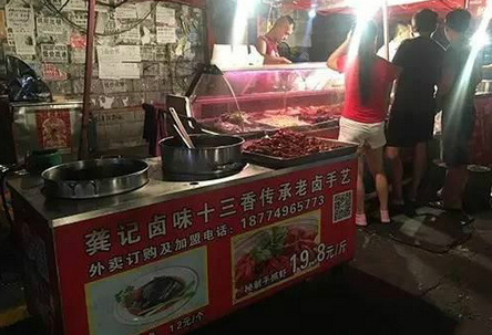 一天2000元銷售額，小龍蝦小推車模式有前景嗎？（上）