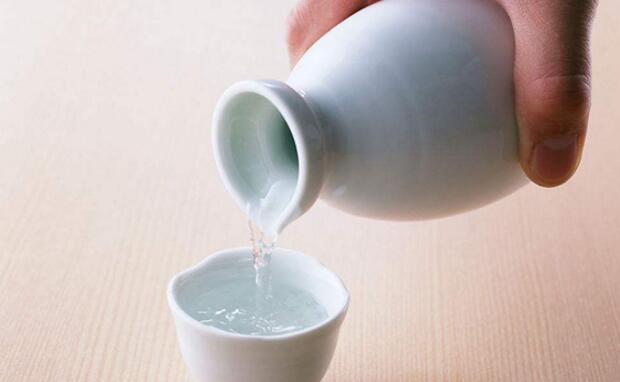 食客點(diǎn)了酒水后2人死亡，火鍋店老板被捕