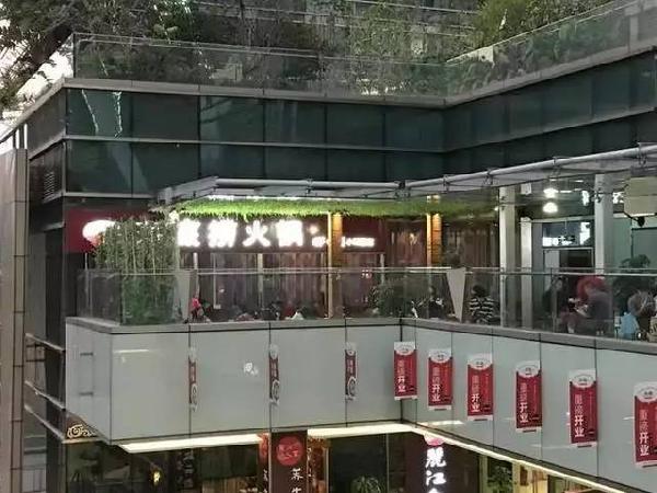 服務(wù)員底薪12800 海底撈玩這么大會死嗎？