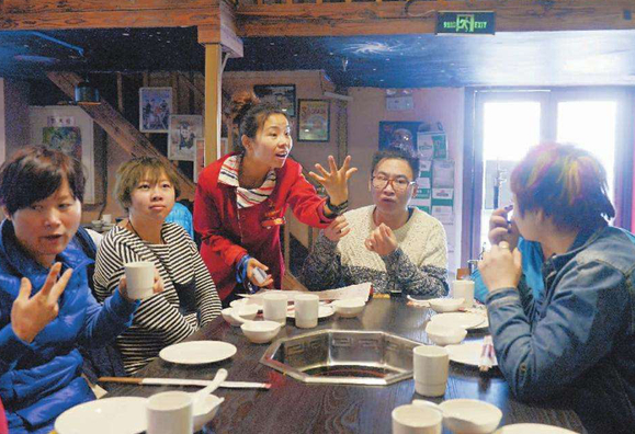 麗江一餐廳21名員工14名是聾啞人，點(diǎn)菜用iPad打手語(yǔ)|餐飲界