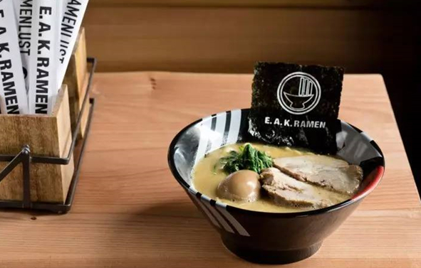 為了讓食客拍照時不忘記店名，餐館“心機地”將招牌印在了食物上