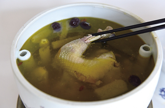 從放棄“鐵飯碗”到創(chuàng)辦餐飲企業(yè) 這道百年“雞湯”能否溫潤(rùn)你的心靈？