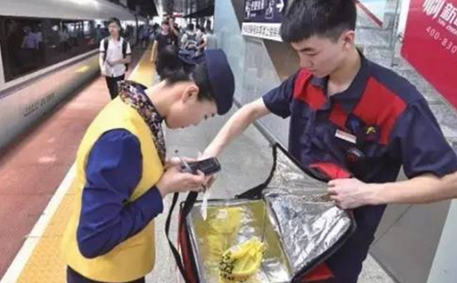 不爭(zhēng)外賣(mài)競(jìng)價(jià)排名，利用這種操作，吸引了10多萬(wàn)的忠實(shí)粉絲