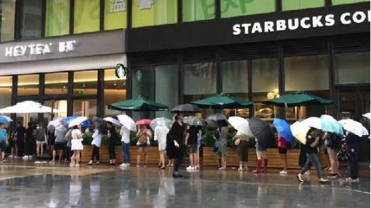 帝都開業(yè)首日排隊排到星巴克門口！喜茶離成為“巨頭”還有多遠(yuǎn)？
