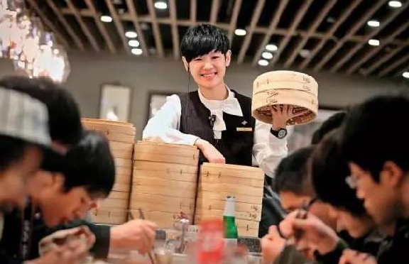 鼎泰豐員工忠誠度高、服務(wù)水平強(qiáng)的秘密原因是？