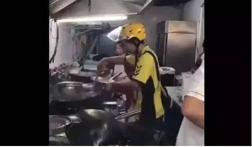 外賣小哥顛勺走紅網絡，外賣行業(yè)“致命”缺陷已遭曝光！