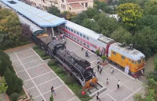 在火車(chē)上開(kāi)美食街，一列車(chē)廂一個(gè)門(mén)店，租客瘋搶，人氣爆棚