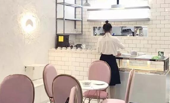 餐廳前臺菜單設(shè)計得好，顧客抬頭就會點單