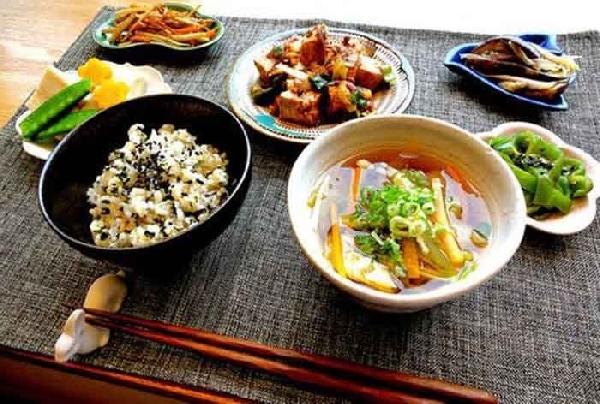 大肆擴張的日料比艱難前行的中餐，到底好在哪？|餐飲界