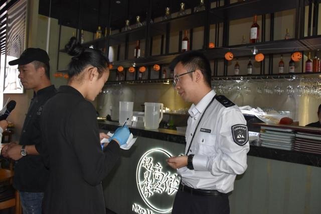 韓寒在深圳的餐廳再被查，后廚餐具堆地上降C！