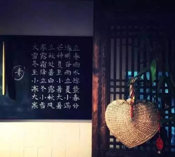 這家不足10平米的小店，只有一張桌子，無肉無酒，卻治愈了無數(shù)的過客