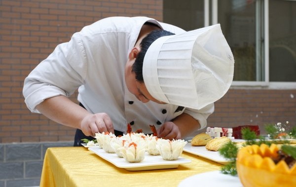 餐飲服務(wù)升級(jí)正當(dāng)時(shí)，服務(wù)模型、員工管理模式的正確打開方式是？