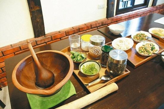 自學(xué)成才的成都老大叔，賣又貴又囂張的一碗面為啥還是生意比你好？