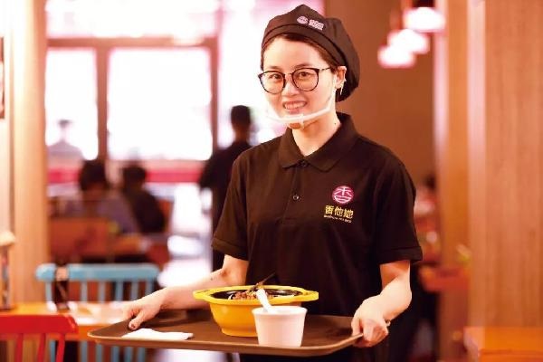 沒有廚師，無人點餐！他4年開出300多家店，日銷高達10萬碗！