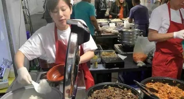 中國蓋澆飯在英國火了，每天幾百份不夠賣