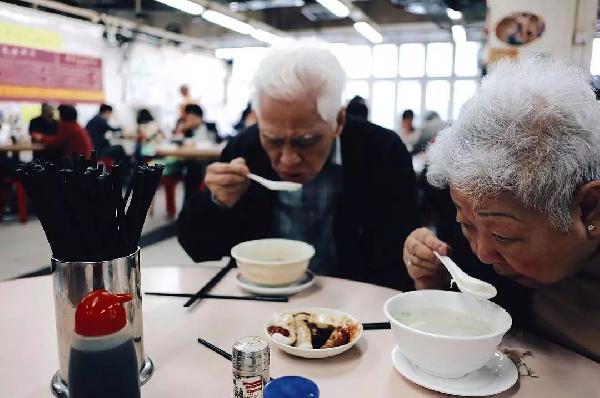 老順德人開的粥店，不僅在香港站穩(wěn)腳跟，還得到了周潤發(fā)的喜歡