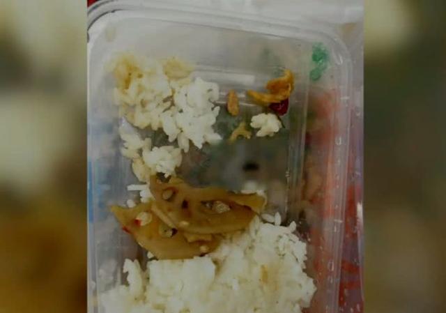 外賣里現(xiàn)老鼠屎，餐廳退款卻不承認(rèn)飯菜里會(huì)有老鼠屎