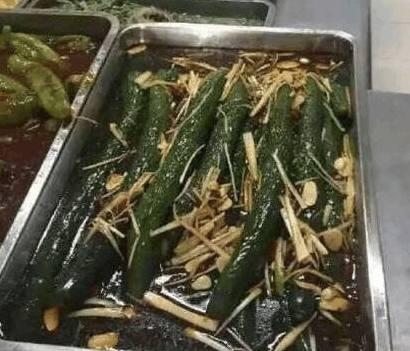 食堂大媽又出新菜啦！綠雞腿炒火龍果靠邊站，這才是黑暗料理！
