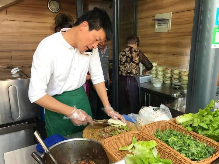 李巖：18年守住一個(gè)肉夾饃，他的小店成了地標(biāo)