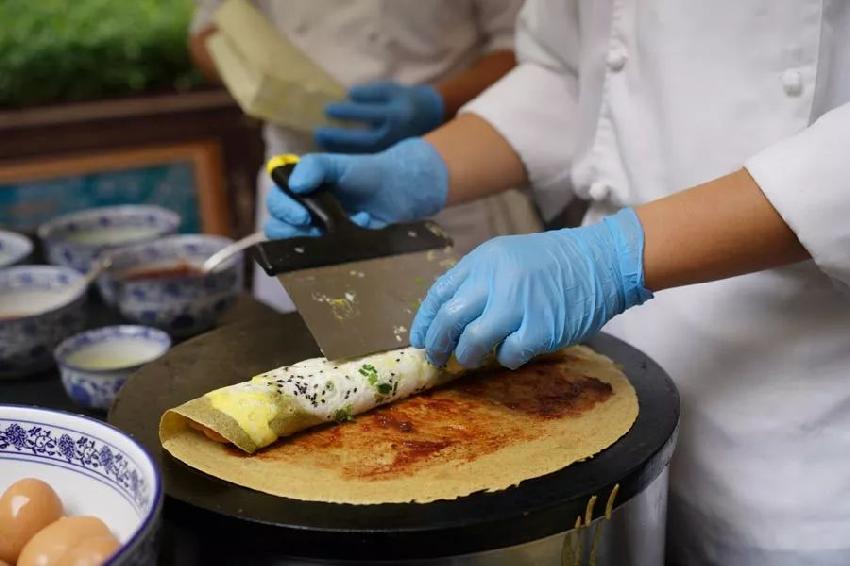 煎餅馃子出標準，薄餅直徑不小于38cm！網(wǎng)友：以后還能加辣條么？