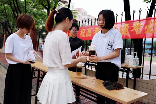 1314茶專設(shè)學校服務點  用行動為高考學子加油