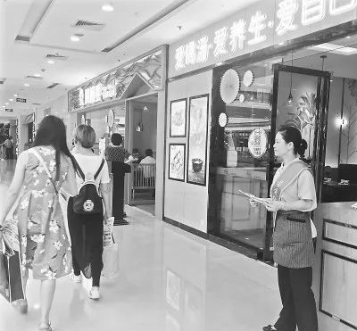 這就是餐飲的未來嗎？年輕人當(dāng)老板，大媽大嬸當(dāng)服務(wù)員