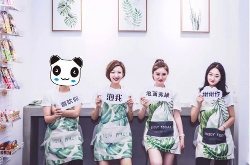 90后美女網(wǎng)紅開“泡面英雄”餐廳，日入3萬走紅網(wǎng)絡(luò)