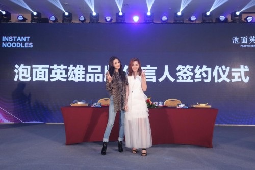 泡面英雄代言人張馨予驚喜亮相品牌發(fā)布會(huì)，現(xiàn)場(chǎng)吃面