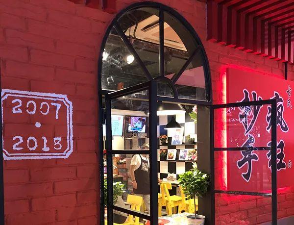 不到20種產(chǎn)品，8個(gè)餐位，日銷過(guò)萬(wàn)。TA是最早的“網(wǎng)紅”！