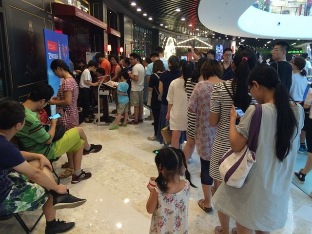 店外排隊(duì)，店里客人坐著聊天不走，我該怎么辦？