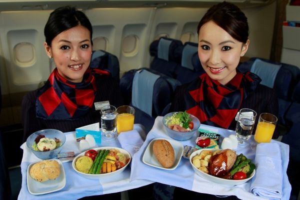 多航空公司取消免費(fèi)餐飲 以后坐飛機(jī)真要帶泡面了？