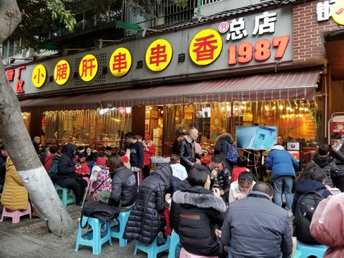  成都鋼管廠五區(qū)小郡肝串串香傳承匠心品質(zhì)，火爆實(shí)至名歸