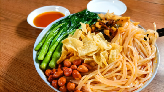 大型真香現(xiàn)場(chǎng)，青菜才是螺螄粉的“靈魂伴侶”