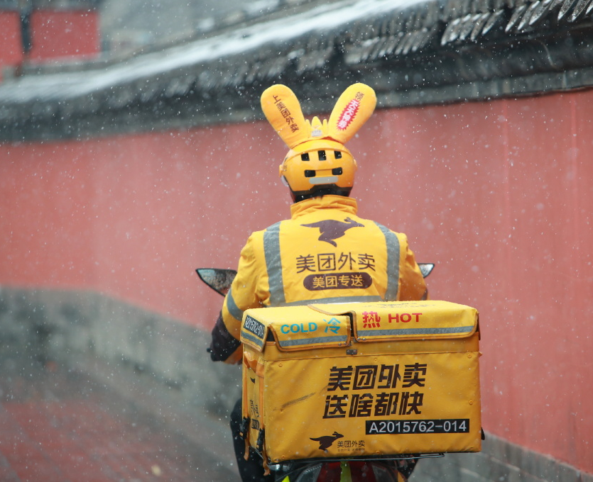 外賣小哥群毆奔馳車主，毆打的不是“上流社會(huì)”，是“平臺(tái)的牢寵”