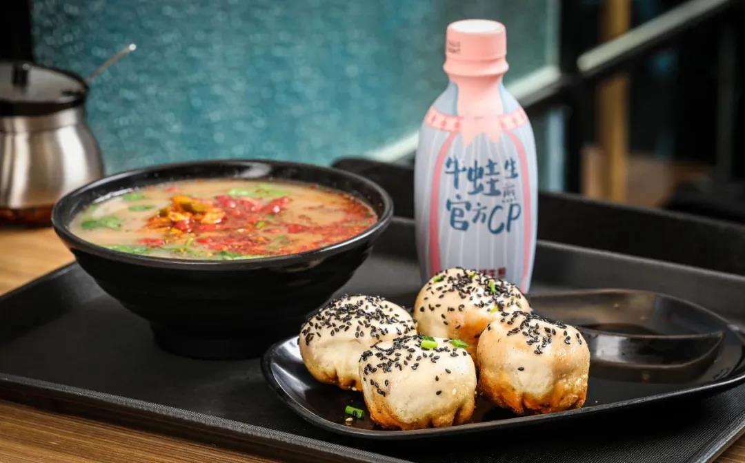 餐飲大事件246期 |海底撈上半年?duì)I收200.94億、星巴克中國首席執(zhí)行官將換人、“2022黑珍珠餐廳指南” 名單公|餐飲界