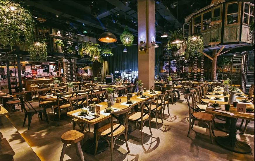 星巴克、火鍋店搶著入局的小酒館，到底好在哪里？
