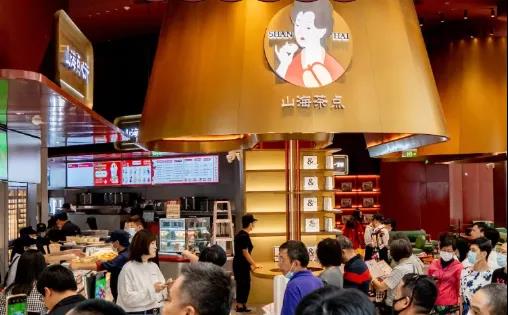 茶飲x漢服、火鍋x啤酒、咖啡x電競(jìng)，跨界聯(lián)名店又有啥新玩法？