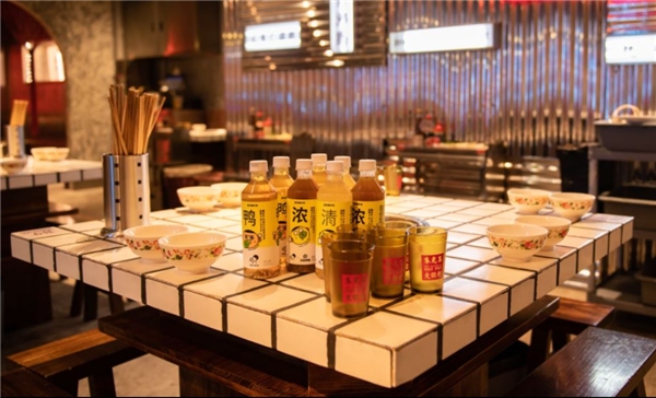 喜茶瓶裝跨界合作朱光玉火鍋，化身國慶成都熱門打卡地