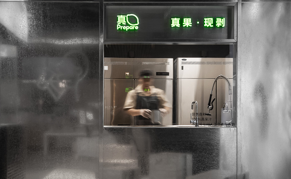 喜茶在多地門店推出真果現(xiàn)剝透明窗口，真果品質(zhì)看得見(jiàn)|餐飲界