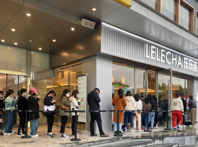 樂(lè)樂(lè)茶開(kāi)放加盟，對(duì)奈雪和行業(yè)意味著什么？|餐飲界